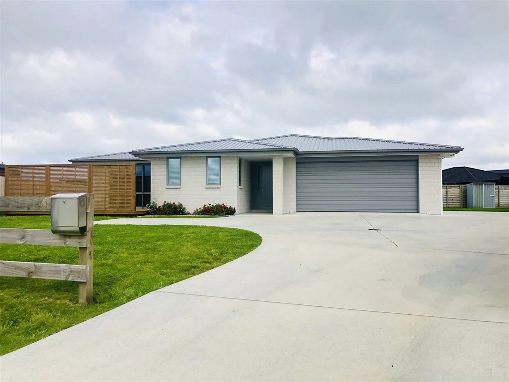 Modern Home - Walk to Waipu