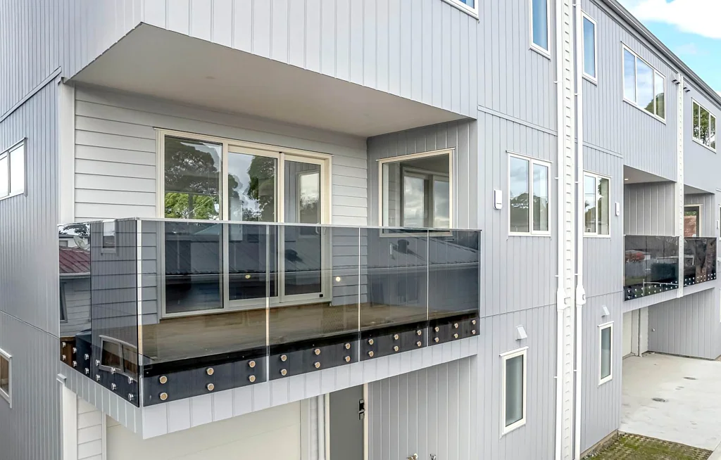 Point England 3कमरा Brand New  Freehold  Spacious