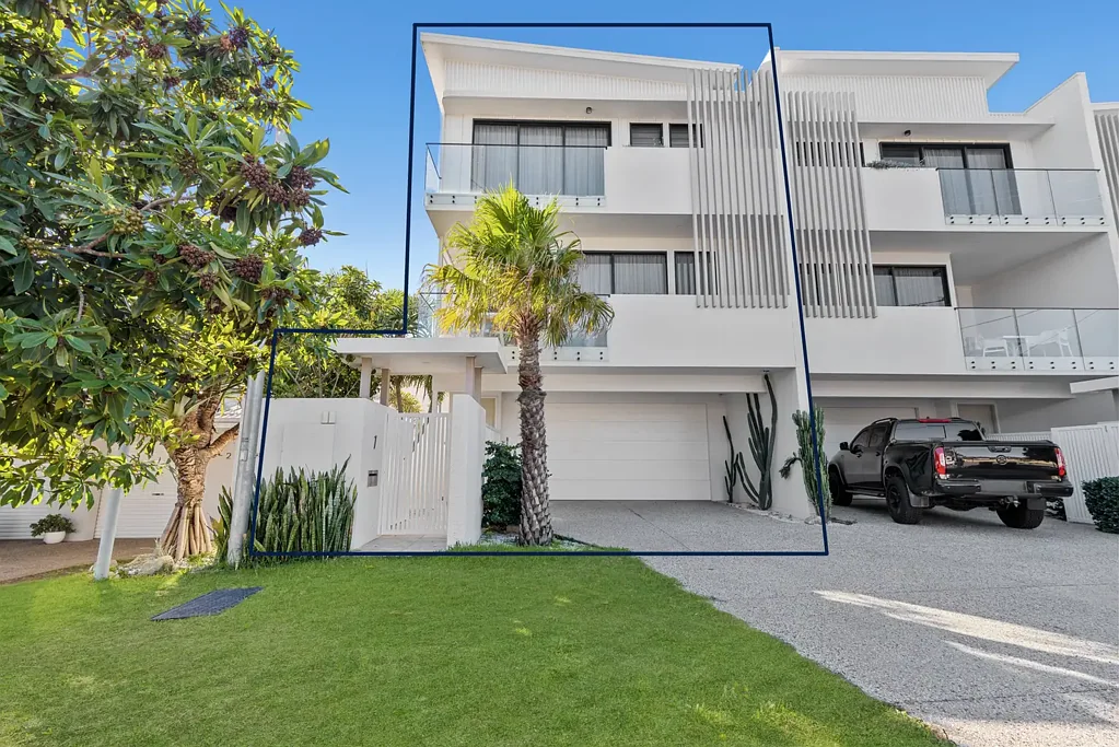Fully Furnished | 3 Levels | Gym | Walk to the Beach