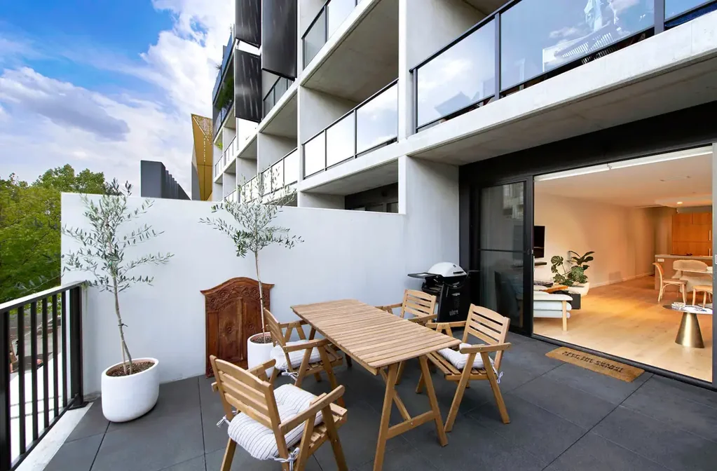 One Bedroom Plus Study With a Bonus Carspace
