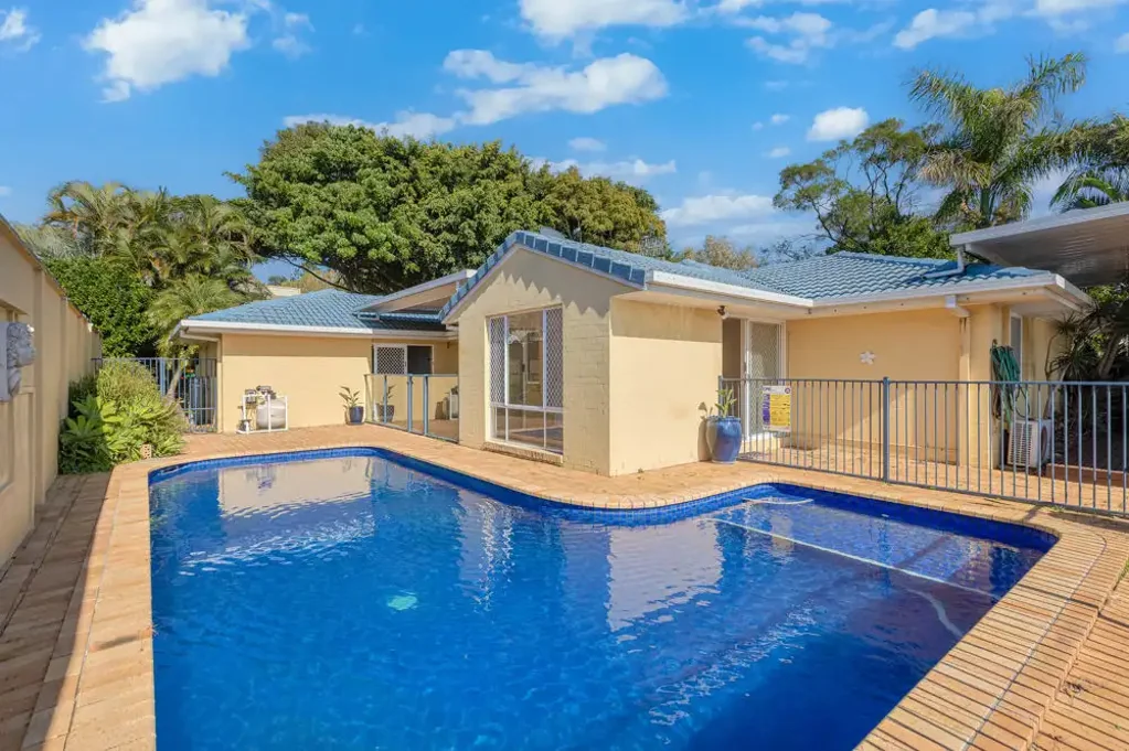 Banora Point 4침실 Peaceful Corner Block Living with Pool in Single Level Home