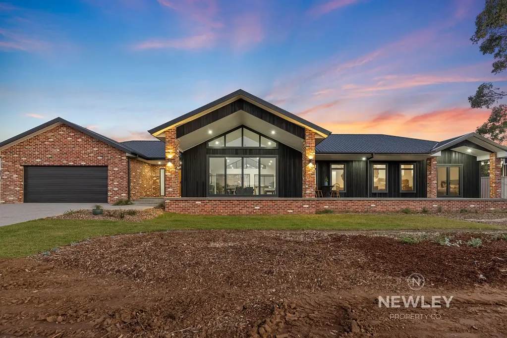 Lake Albert 4chambre Construction Complete and Waiting for You to Call it Home!