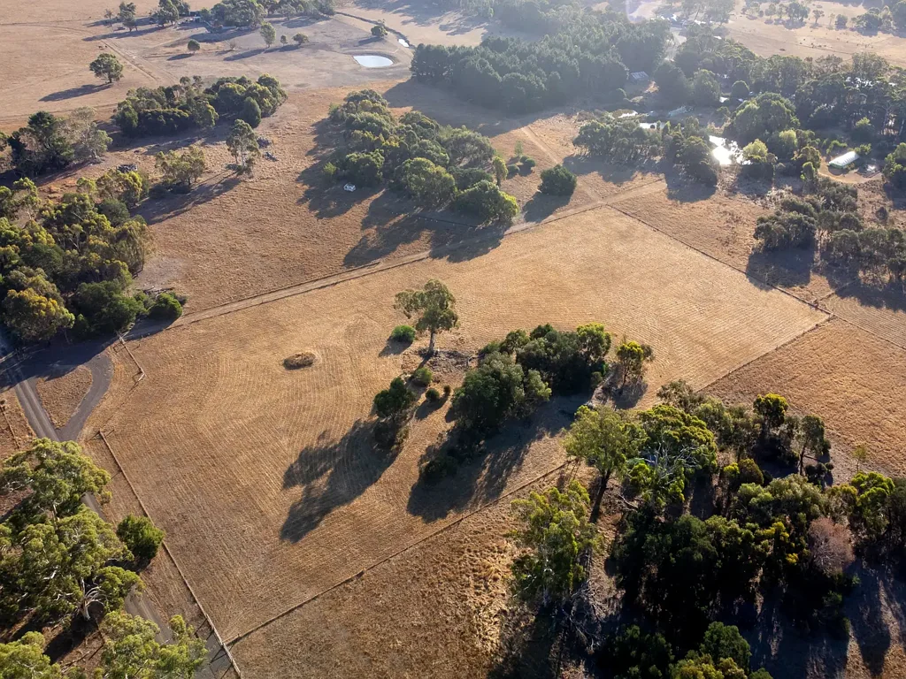 Beaufort 2.00HA (4.94 Acres) Private Setting Right On The Edge of Town