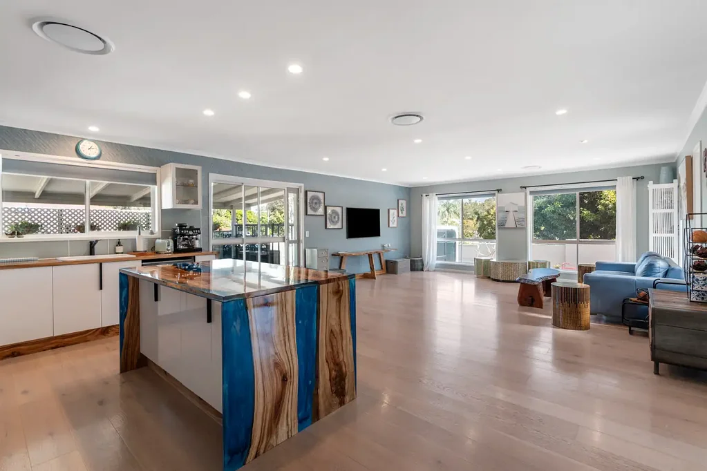 Ashmore 3房  Renovated Family Home on a Spacious 680m² Corner Block