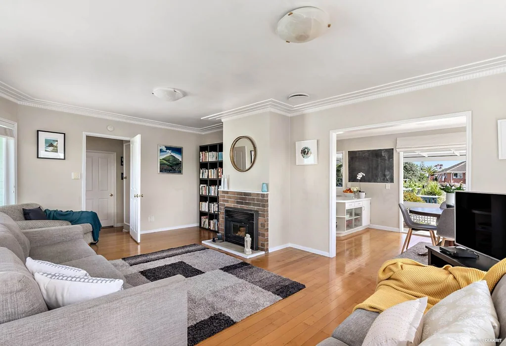 5 bedrooms with 2 bathrooms and swimming pool