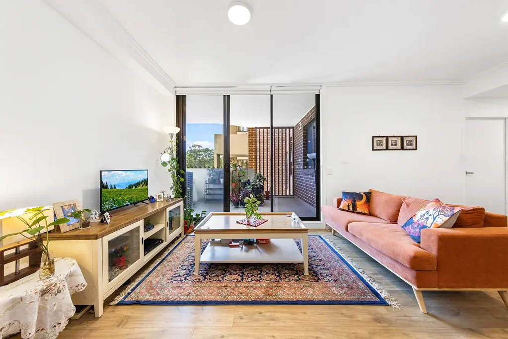 Rouse Hill 2房 2卧2卫精装公寓 安全车位储物 主卧带套间 开敞式布局 石材台面厨房 阳台娱乐空间 中央空调 公共区维护好 近学校交通 Low-Maintenance Living with Space, Style & Convenience