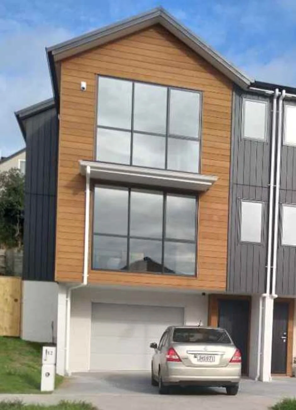 Near-new in Stanmore Bay and central location