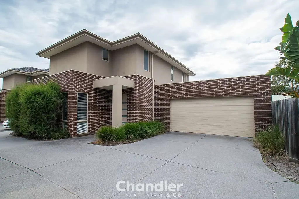 STYLISH TOWNHOUSE IN CONVENIENT LOCATION