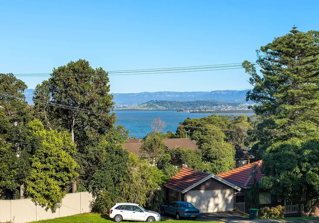 Lake Heights 2部屋 Lake Views and So Much Potential