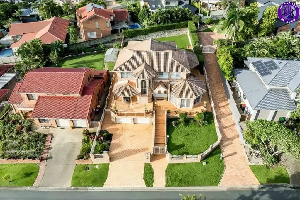 Carindale 4房 黄金854m²街角地 四卧三卫三车位 主厨厨房 燃气烹饪 高尔夫景观 便捷商圈 Prestige, Position & Family Living – Rarely Available, Highly Sought