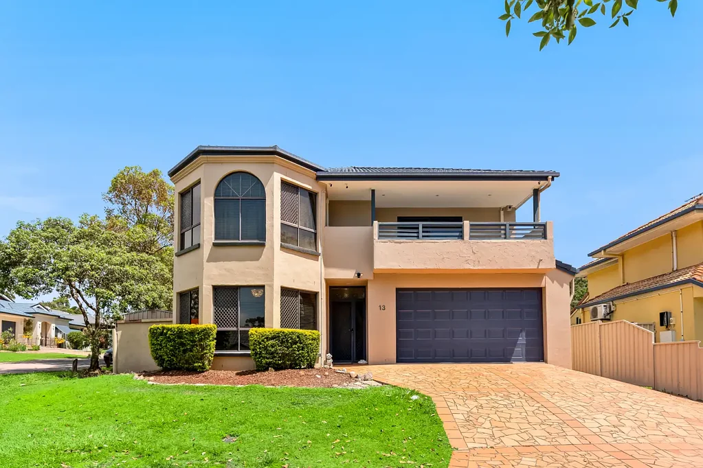 Forest Lake 6침실 Enormous Mediterranean-Inspired Family Home with duel living option