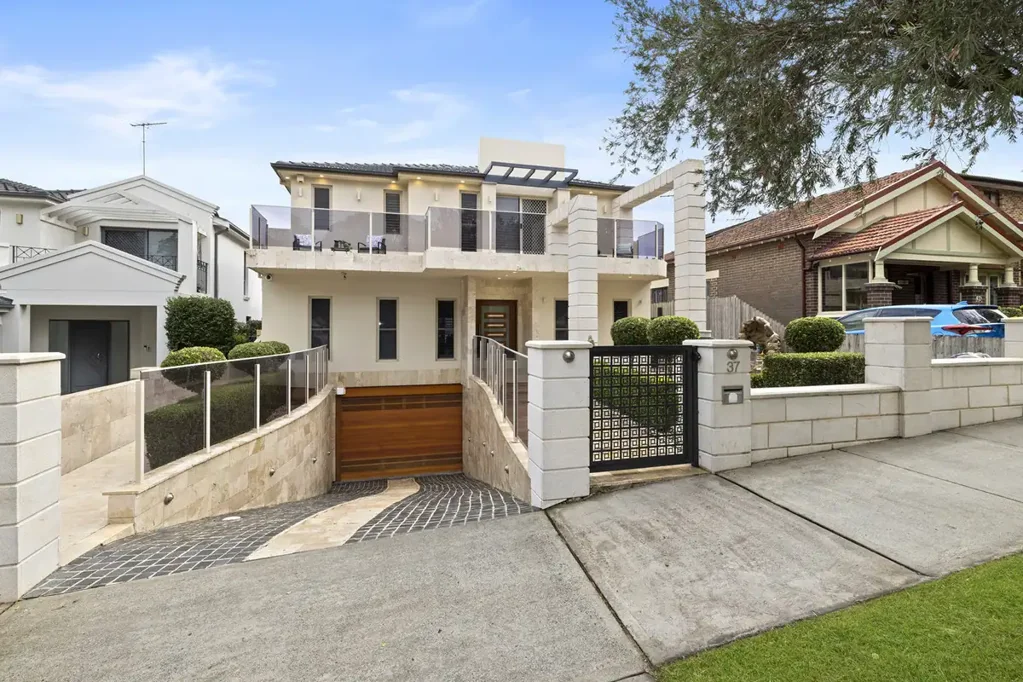 Croydon Park 5房 标志性三层典藏级豪宅，坐拥优越地段 Landmark Tri-Level Trophy Home in Premier Location