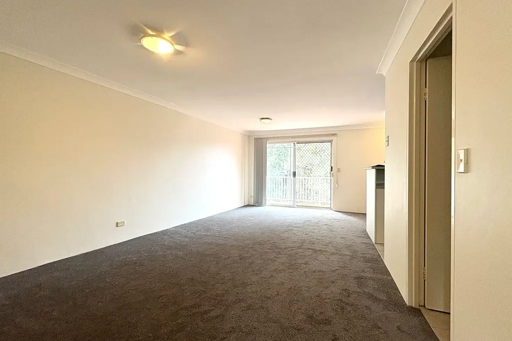 Charming Top-Floor Apartment Offering Comfort & Convenience