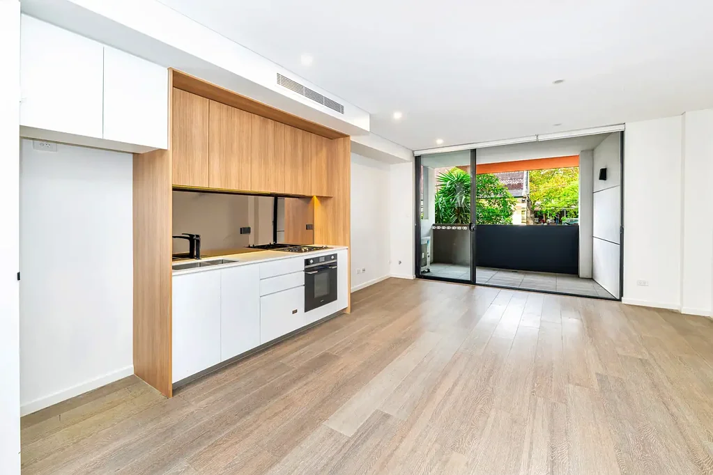 Gladesville 1房 Gladesville中心时尚公寓 开放式布局 自然采光充沛 带顶露台绿树景观 现代厨房电器 步行便利设施 滨水公园近邻 Contemporary Lifestyle Living in the Heart of Gladesville