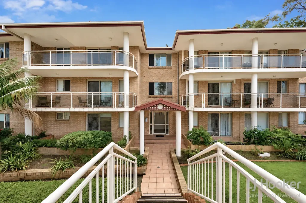 Bankstown 2房 两居室公寓 便利位置 靠近商店学校 瓷砖地板 宽敞厨房 翻新浴室 独立车库 储藏室 NBN连接 Ground Level Two Bedroom Apartment in Prime Location in Bankstown