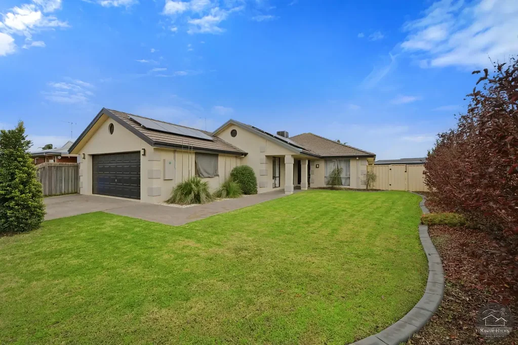 Numurkah 3房  Spacious Family Home with Pool & Entertaining Area in Prime Location