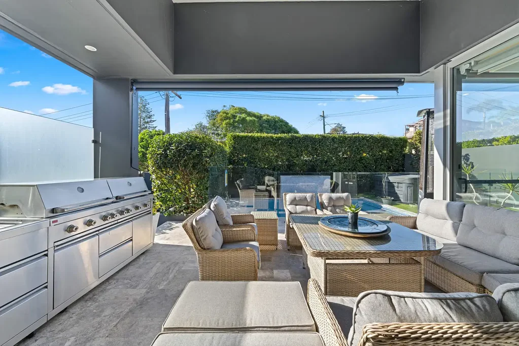 FULLY FURNISHED -3-4 month option only