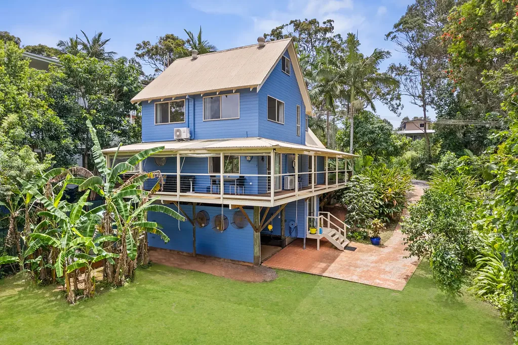 Macleay Island 2房 水滨地块 俯瞰Lucas Passage 三层小屋 成熟花园 直接水道入口 皮划艇划船 宁静美景 步行可达俱乐部公园 Waterfront Three-Storey Cottage