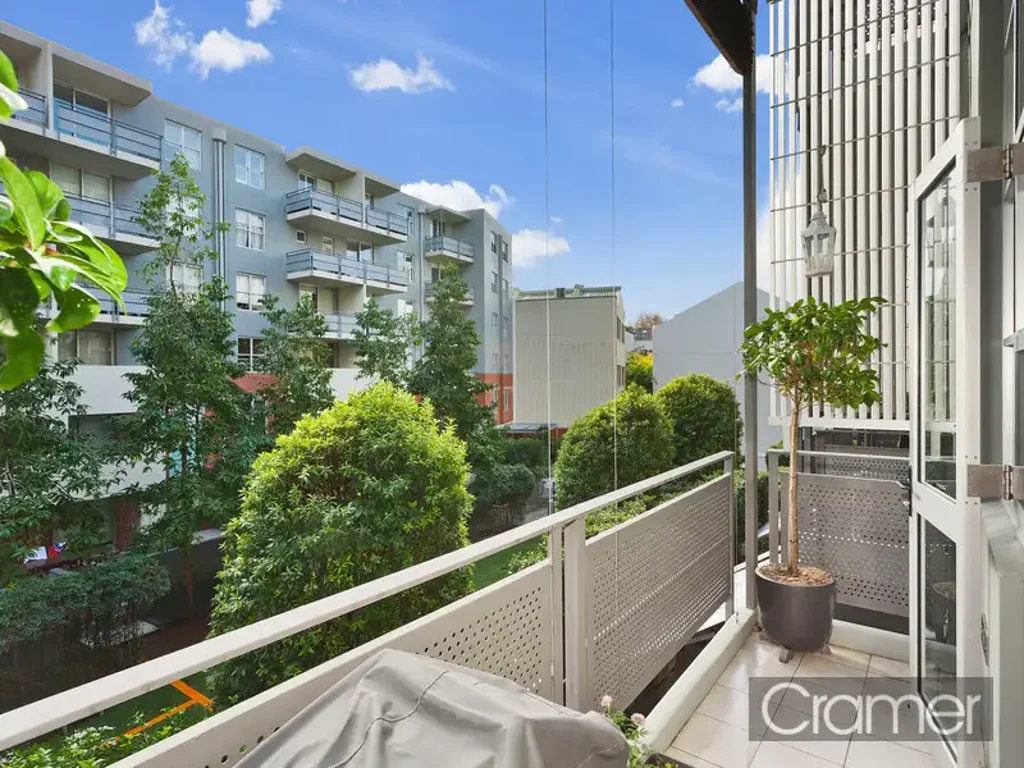 MANHATTAN-STYLE LOFT APARTMENT IN THE BLOCK. LIGHT-FILLED. BALCONY. CAR SPACE.