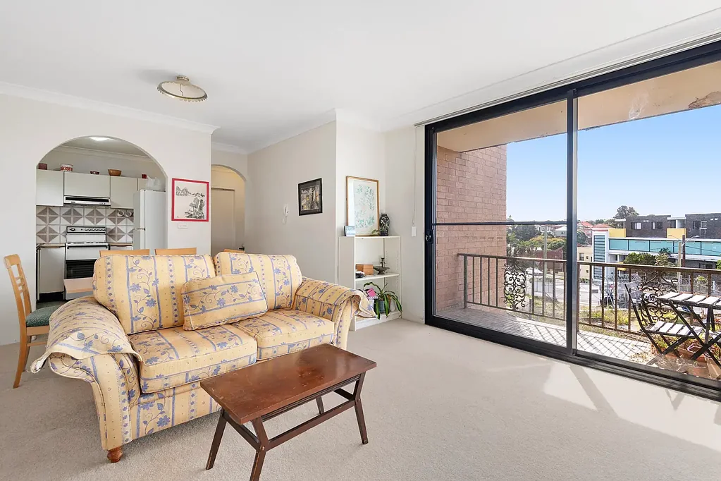 Carlton 2ਬੈੱਡਰੂਮ Character-Filled Apartment with Endless Potential in a Prime Location