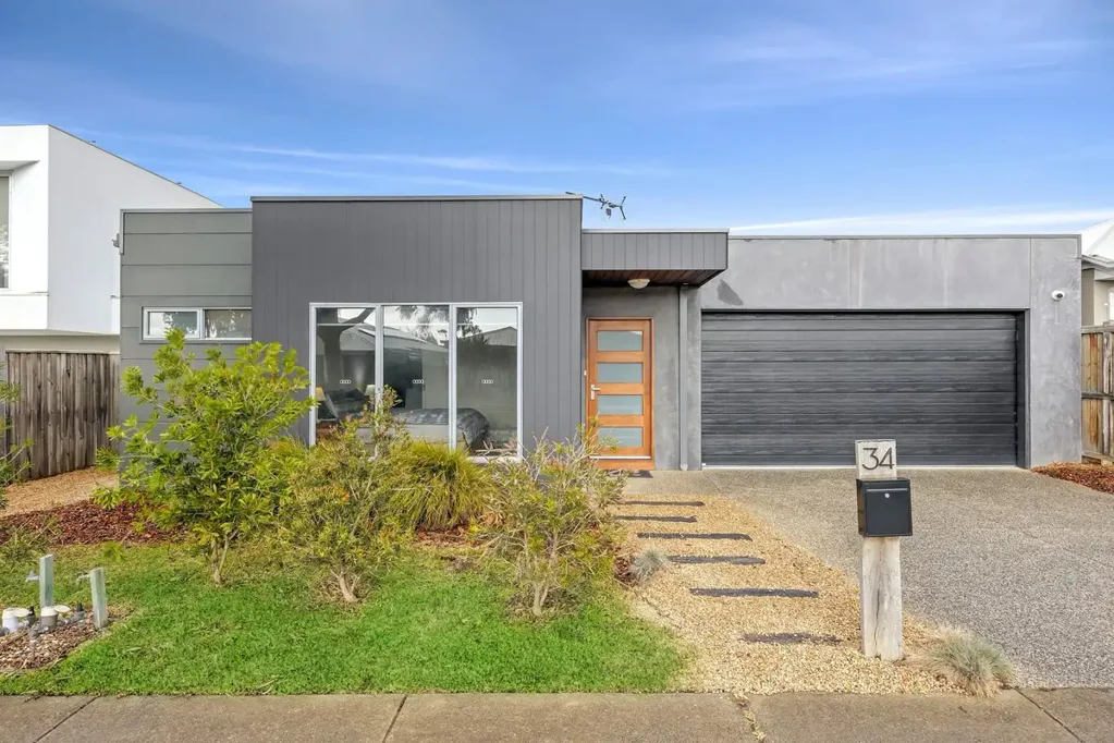 Torquay 4房  CONTEMPORARY COASTAL LIVING MOMENTS FROM WHTIES BEACH