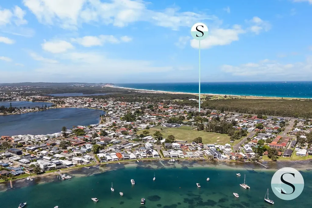 Marks Point 4房  Lifestyle Location Special, Large Frontage & Big Flat Block, Single Level Home, Set Between Lake & The Beach, Versitle Uplift Options!