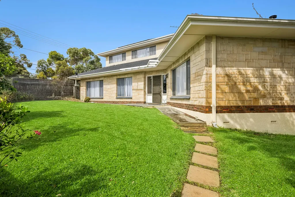 Seaview Downs 4房  MAGNIFICENT LARGE FAMILY HOME WITH 4 BEDROOMS, 3 LIVING AREAS AND A POOL!