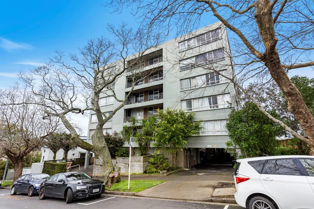 Newmarket 1Habitaciones Bring Offers Over $450k