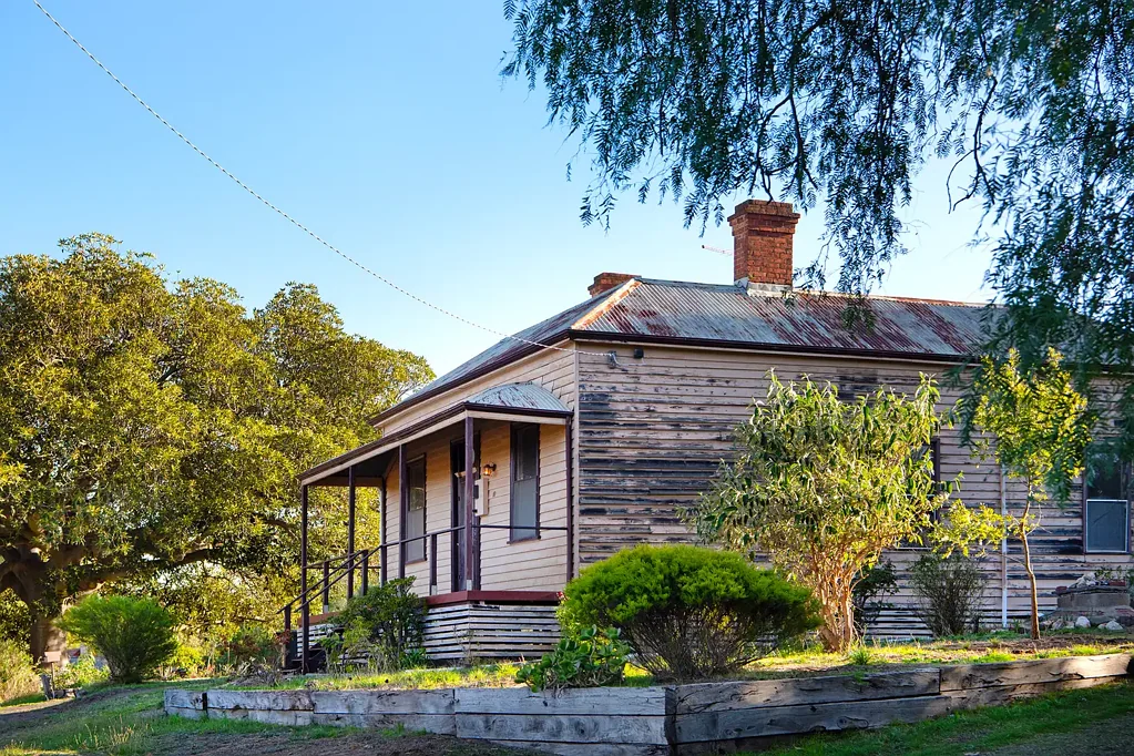 Maldon 4房  Elevated Victorian with grand proportions - 6 main rooms and endless potential.