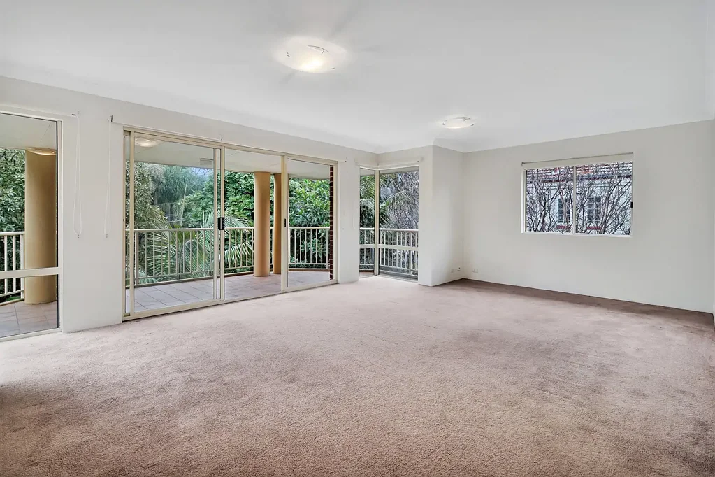 LARGE ENTERTAINERS BALCONY CLOSE TO ALL AMENITIES