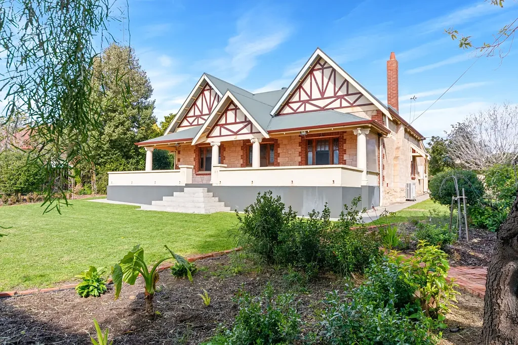 Port Lincoln 3कमरा Timeless Tudor Elegance on a Rare 2,096m² Corner Allotment