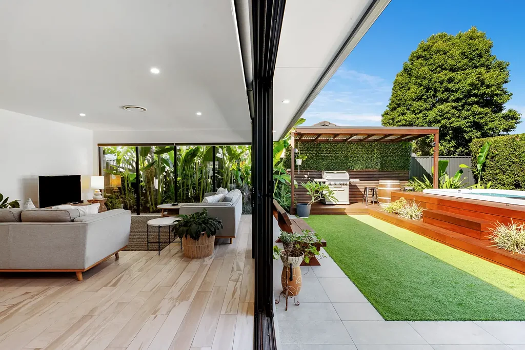Banora Point 4 Slaapkamer North-Facing Family Retreat in Oxley Cove with Separate Studio | Boat Parking