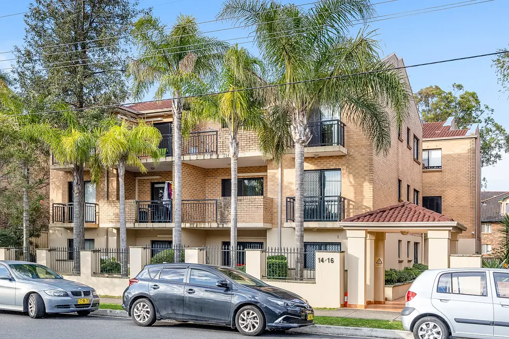 Top floor apartment steps to shops, cafes, trains