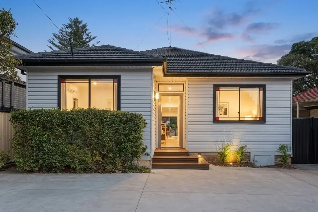 Pagewood 4房 宽敞474平米平地 地块 700米近Westfield 设计师级装修 开放式布局 室内外融合 4卧带套间 高级Bosch厨房 宁静花园 Jacaranda树 车库改造潜力 Beautifully Renovated Family Haven with an Enchanting Backyard Oasis