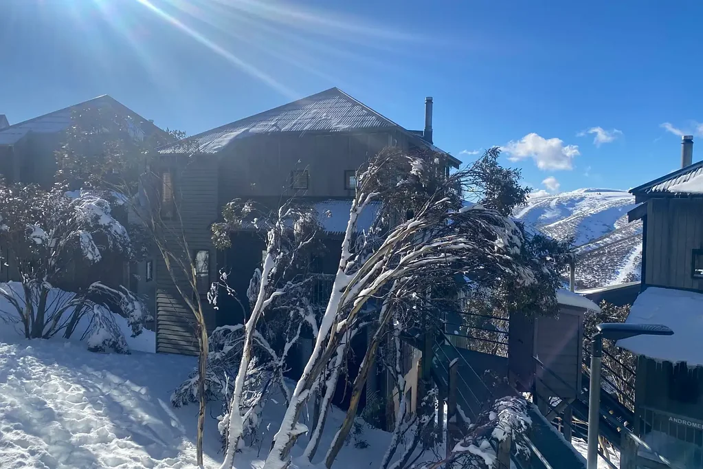 Harrietville 4 Bedroom Free Standing 4-Bedroom Chalet with Private Undercover Carpark, Ski in Ski Out