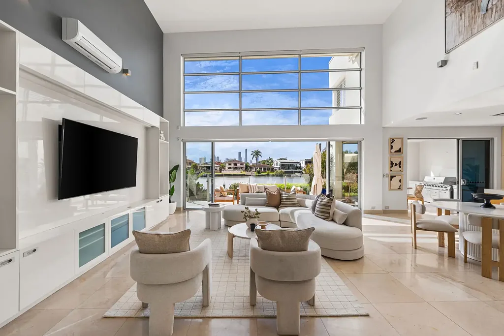 Bundall 4房  Main River Opportunity | Gated Waterfront with Pontoon and Low-Maintenance Living