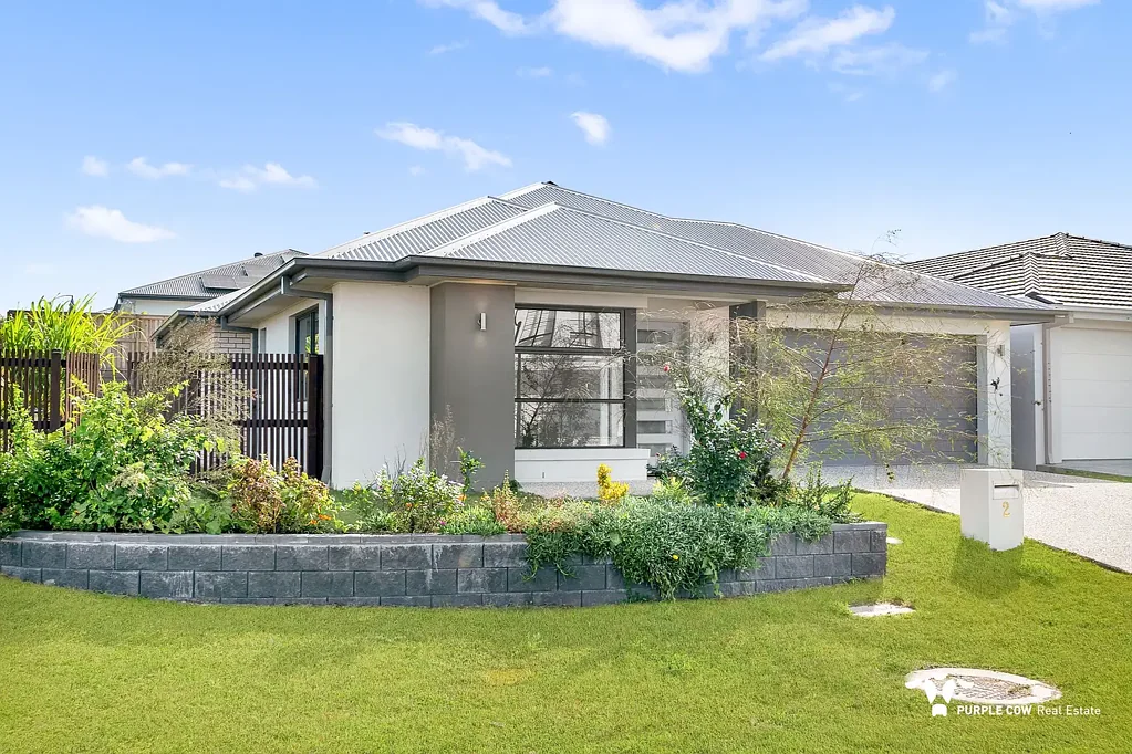 Stylish Family Living with Solar & Walk-In Butler’s Pantry