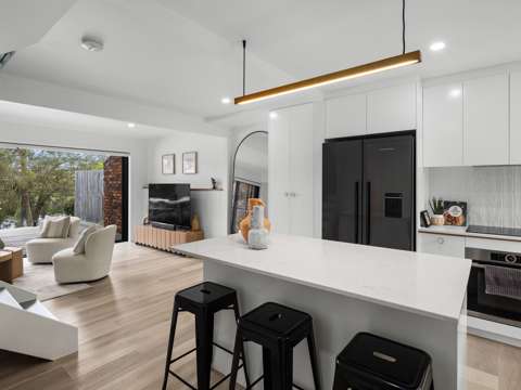 Burleigh Waters 3 Bedroom Rare Lakeside Opportunity ? Exclusive Outdoor Space & Stunning Views!