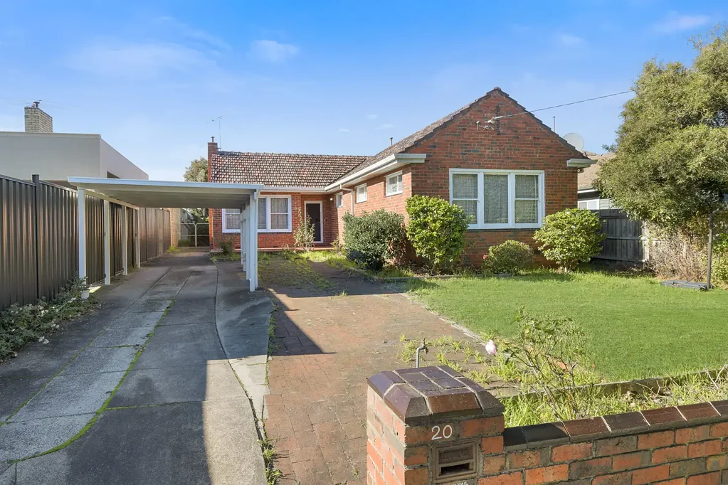 Spacious Family Home in prime Oakleigh locale with Multiple Living Areas and Expansive Backyard