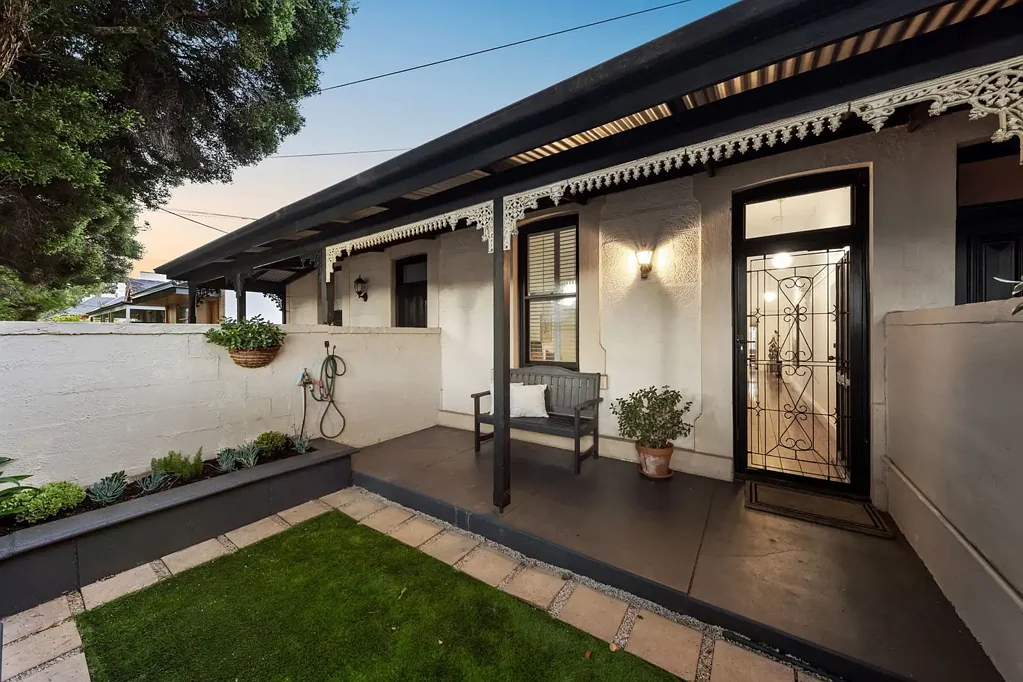 Parkside 2房  C1880 Cottage on the City's Leafy Fringe.