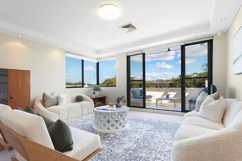 Rose Bay 3Kwarto 'Tuscany' Enormous House Sized Penthouse Apartment in Ideal Village setting offers Level Lift Access’ + Parking for 2 Cars