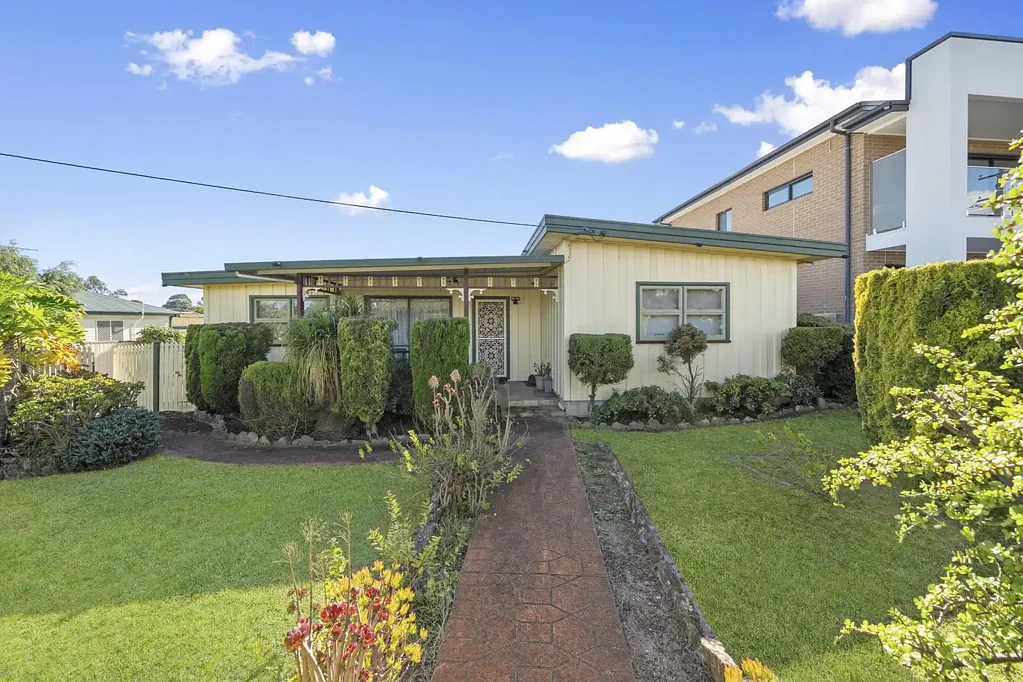 Macquarie Fields 3房 多代同堂理想屋 独立附属住宅 宽敞生活空间 无缝室内外流动 便利交通连接 靠近学校商圈 Cottage Style Home with Development Potential