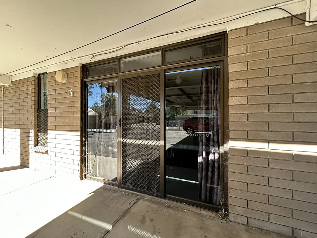 1 BEDROOM 1 BATHROOM UNIT IN SMALL COMPLEX IN GILLEN