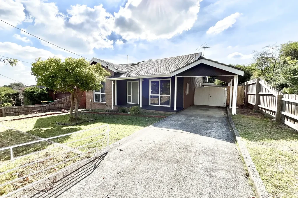 Beautiful house Situated opposite a park