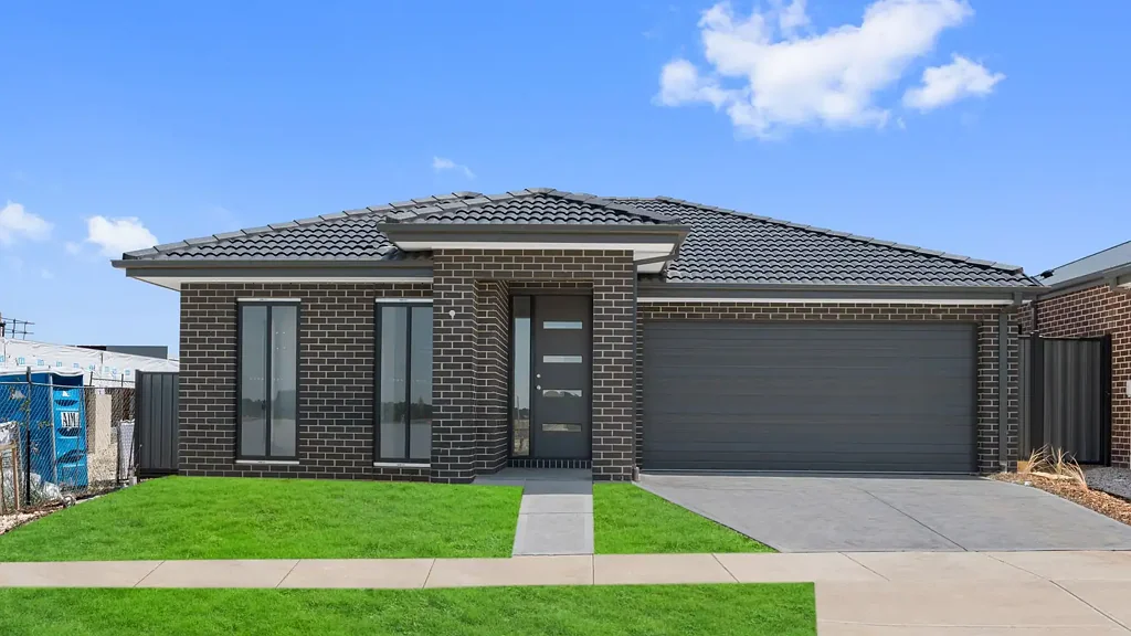 Mickleham 3房 Mickleham优越地段 3卧主卧带独卫 900mm不锈钢电器 中央供暖 分体式空调 双车库 前后院景观 Brand New Quality Home