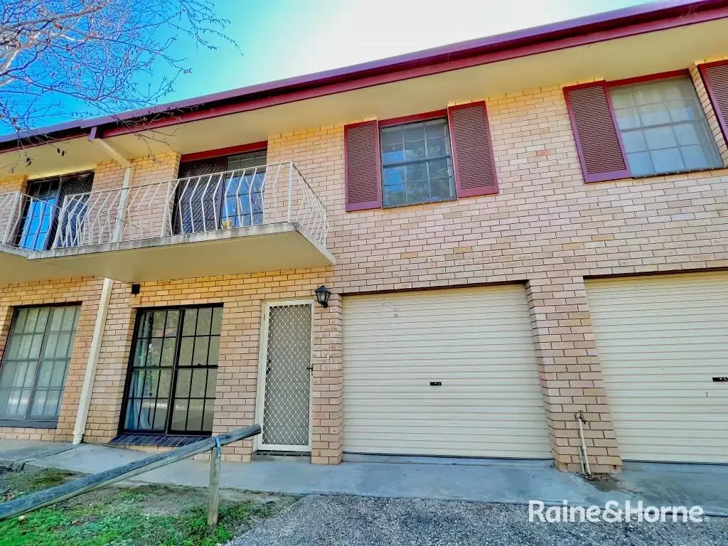 Townhouse - Close to town- Available 18/6/26
