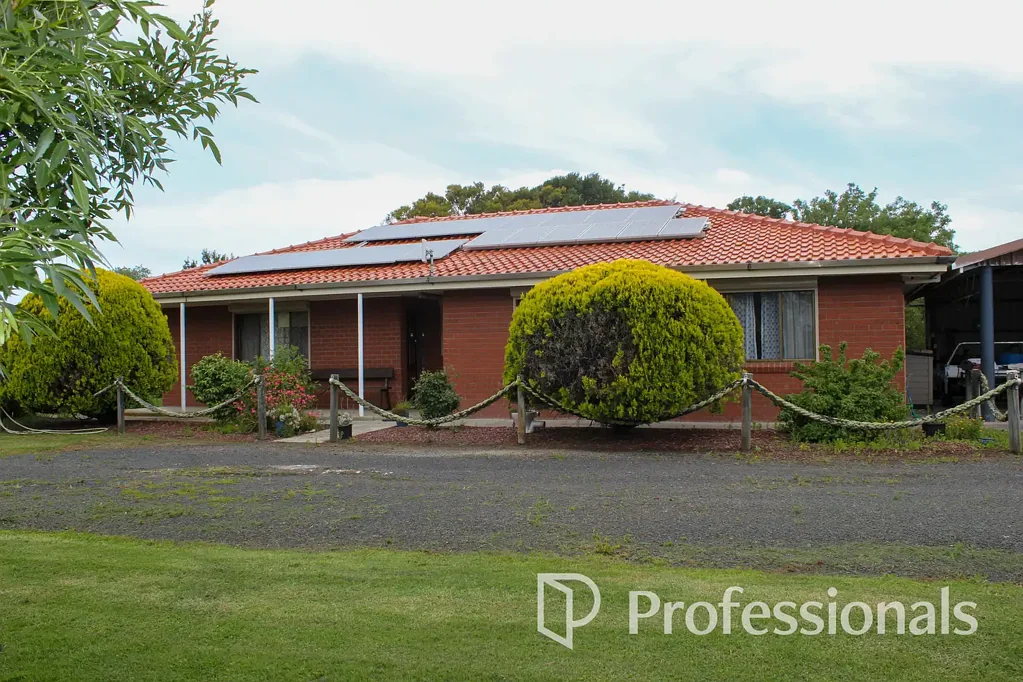 Gelliondale 4Kwarto (NEW PRICE-$650,000)

SOLID BRICK 3 BED. HOME ON 5 ACRES.

COUNTRY LOCATION CLOSE TO TOWN