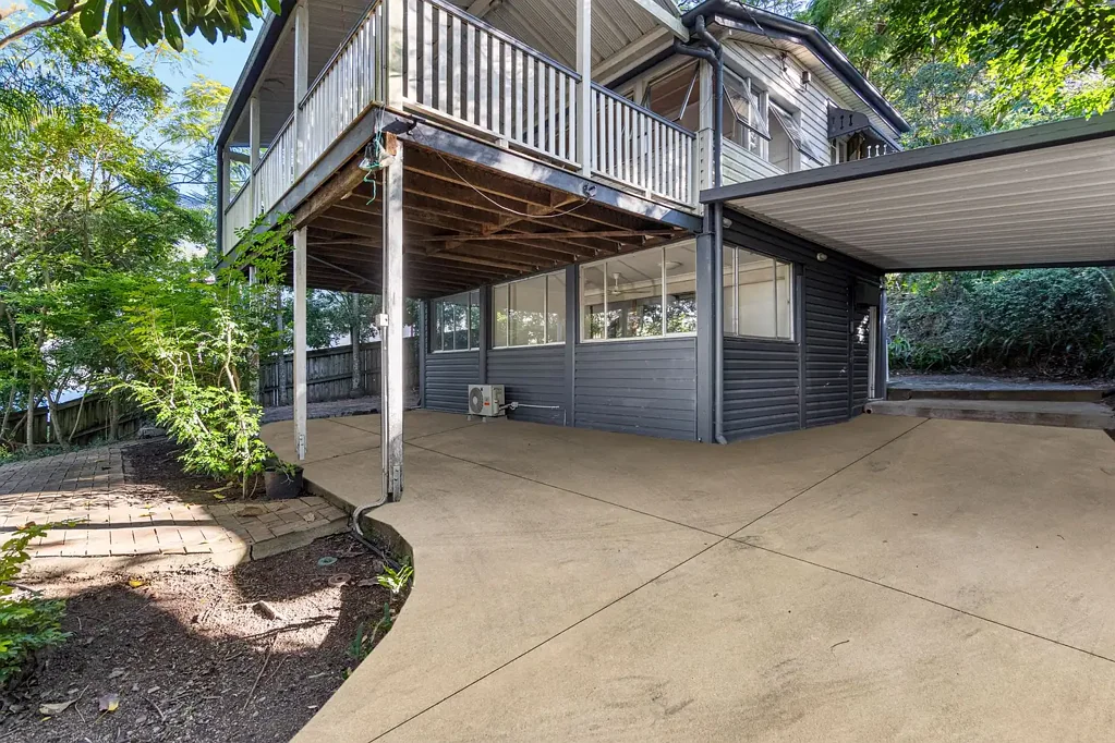 Indooroopilly 2chambre Plenty of potential, close to everything