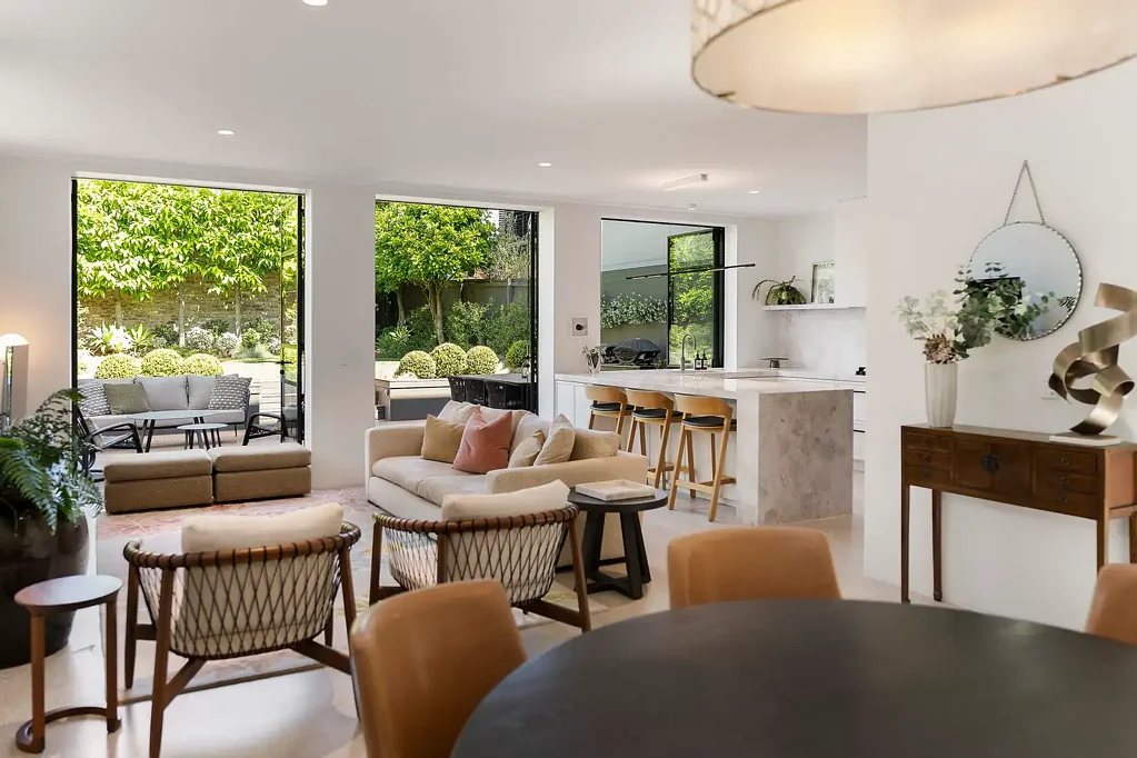 Balmain 4房 高端街道高地 303㎡尊贵宅邸 大理石台面NEFF电器 主卧带步入式衣帽间 地暖豪华主浴 露台草坪花园 步行学区Birchgrove Public School Exquisitely renovated home with lush garden and triple garage