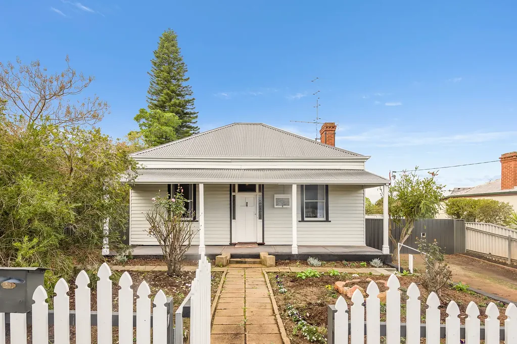 Northam 4房  CHARACTER, CHARM & MODERN COMFORT IN CENTRAL NORTHAM